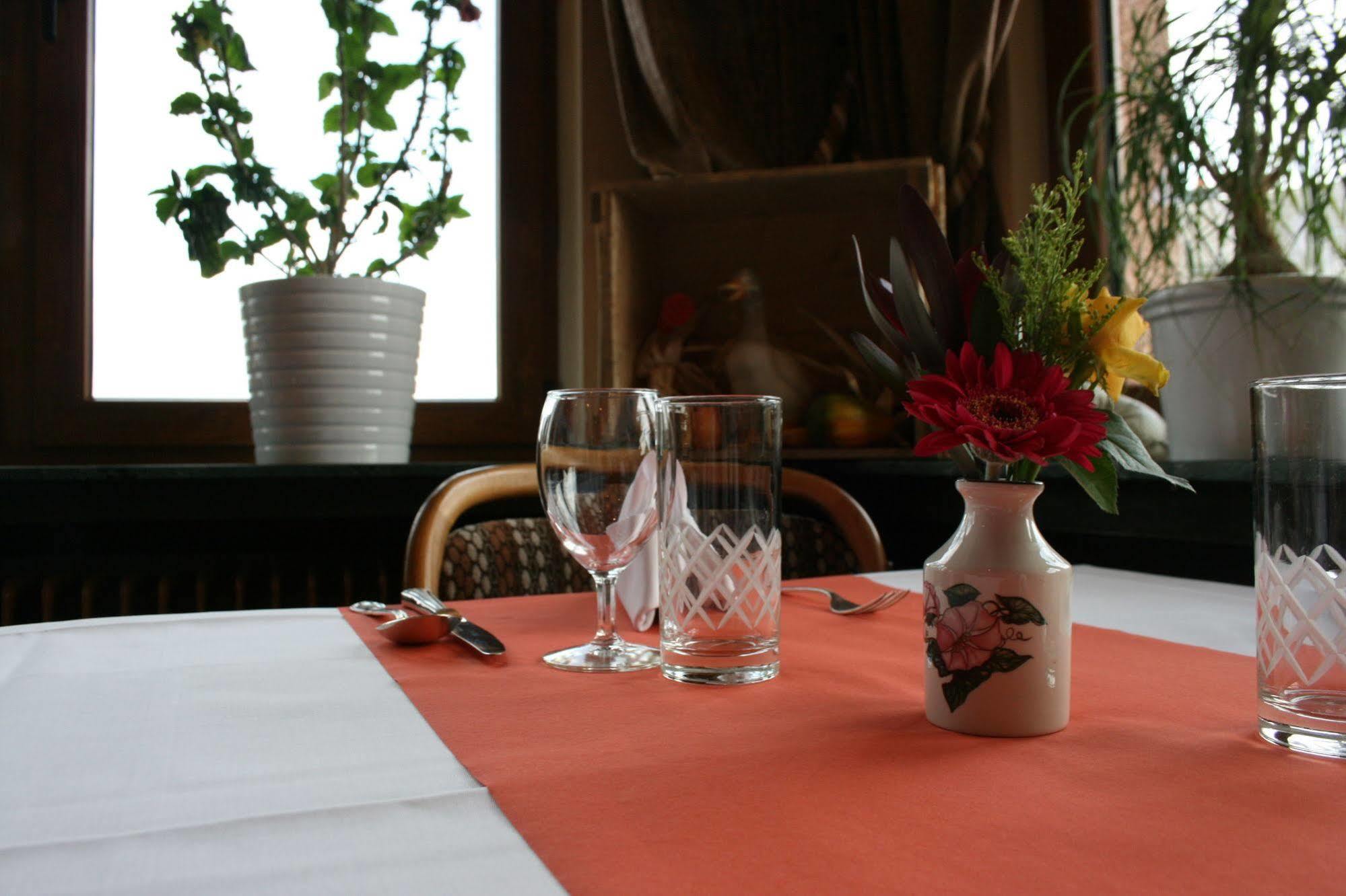 Hotel Restaurant Braas Esch-sur-Sûre Dış mekan fotoğraf